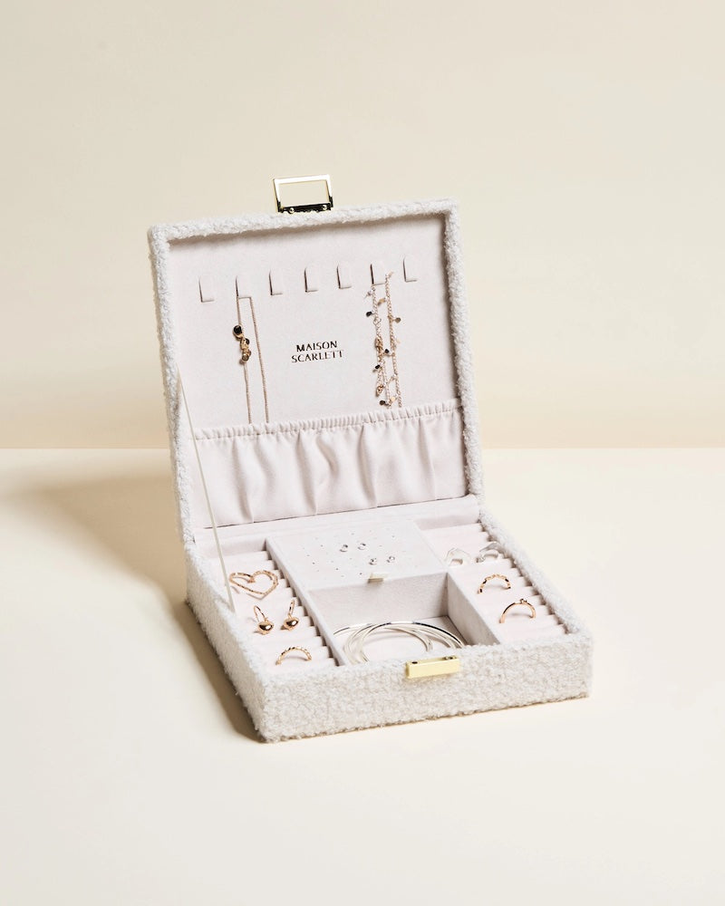 Boîte à bijoux Anne en bouclette blanche, un cocon douillet pour vos petits trésors – LesDnicheuses