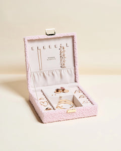 Boîte à bijoux Anne en bouclette rose poudré, un nid douillet pour vos bijoux préférés – LesDnicheuses