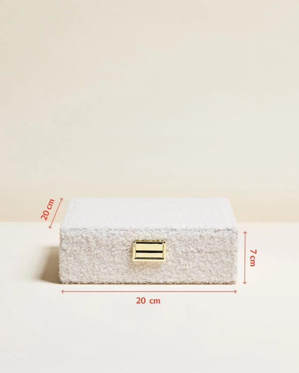 Boîte à bijoux Anne en bouclette blanche et fermoir doré, la touche chic de vos bijoux – LesDnicheuses
