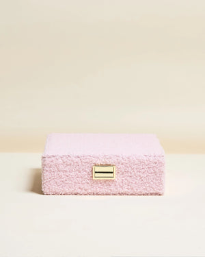 Boîte à bijoux Anne en bouclette rose poudré et fermoir doré, du chic à la douceur – LesDnicheuses