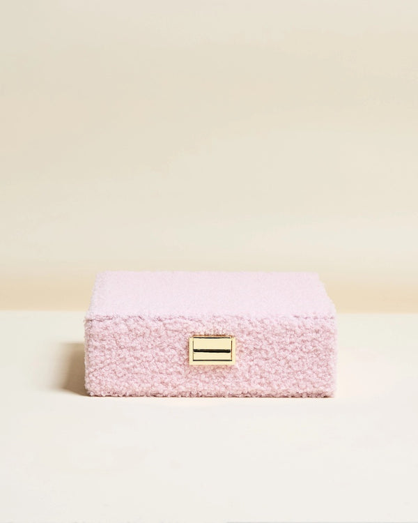 Boîte à bijoux Anne en bouclette rose poudré et fermoir doré, du chic à la douceur – LesDnicheuses