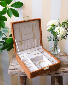 "Boîte à bijoux Anne en moumoute camel, rangement bijoux élégant et douillet, cadeau original femme - LesDnicheuses"
