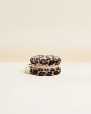 Boîte à bijoux ronde Yvonne en velours léopard, toute douce et prête à prendre le large – LesDnicheuses