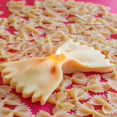 "Bougie Farfalle, bougie décorative originale en forme de pâtes papillon, cadeau humoristique et design pour la maison - LesDnicheuses"