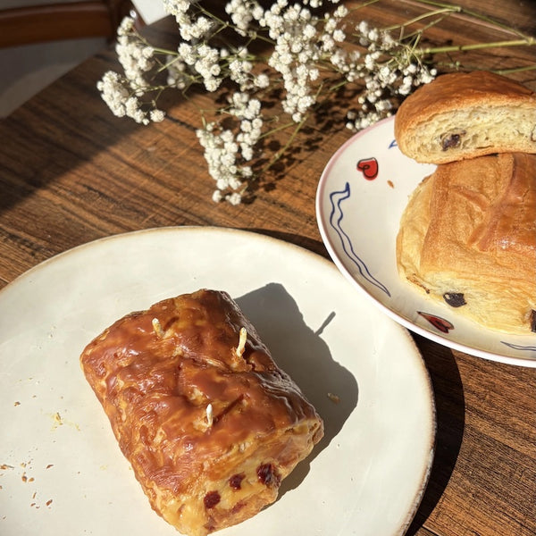 "Bougie pain au chocolat, cire de soja et d'abeille, décoration gourmande - LesDnicheuses"