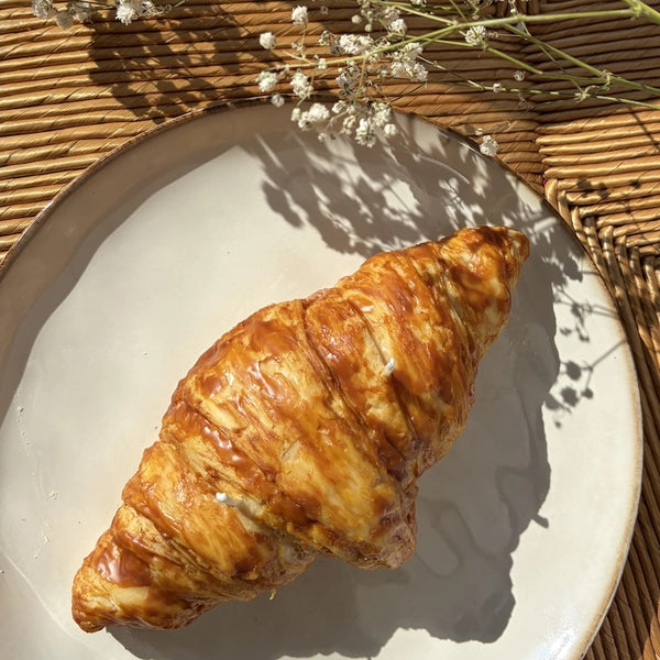 "Bougie croissant réaliste trompe-l'œil, finition artisanale dorée, made in France - LesDnicheuses"