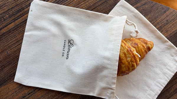 "Bougie croissant vue de détail, mèche en coton, idée cadeau gourmand - LesDnicheuses"