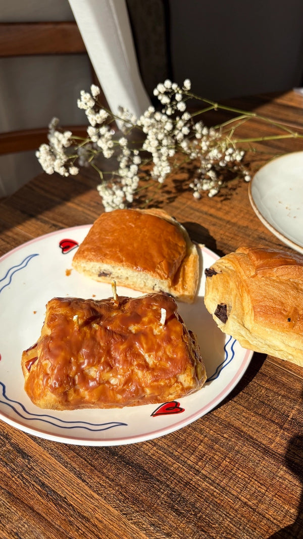 "Bougie pain au chocolat vue de profil, mèche en coton, made in France - LesDnicheuses"