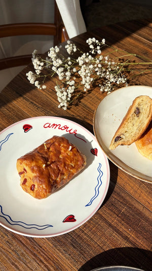 "Bougie sculpturale pain au chocolat, feuilletages en cire naturelle - LesDnicheuses"