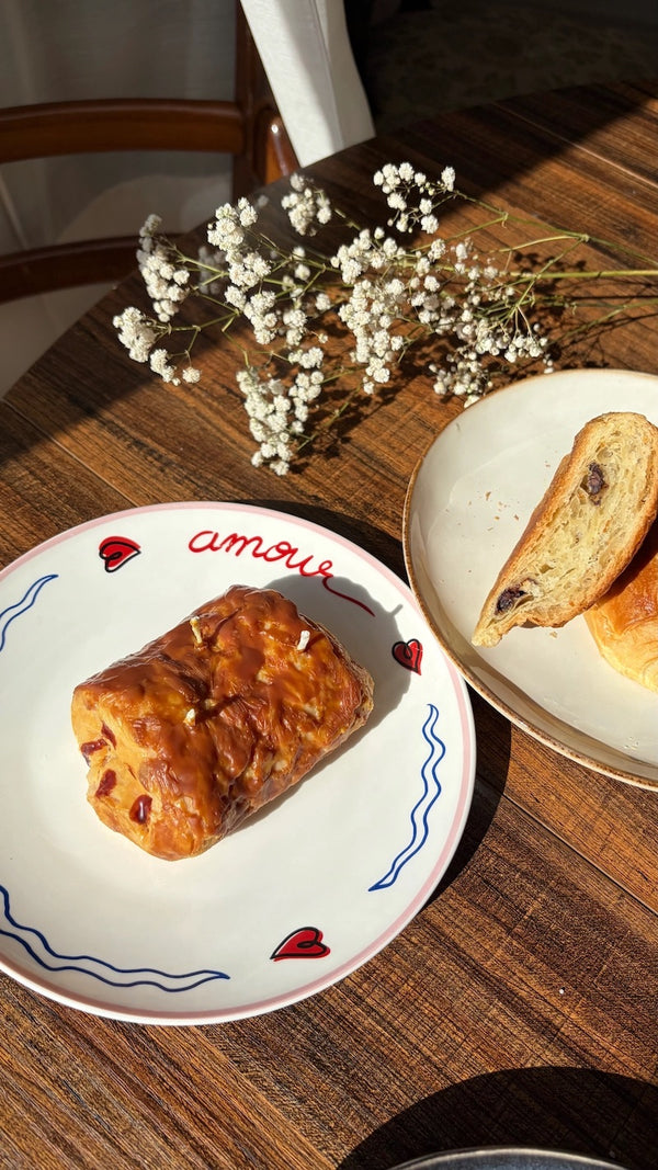 "Bougie sculpturale pain au chocolat, feuilletages en cire naturelle - LesDnicheuses"