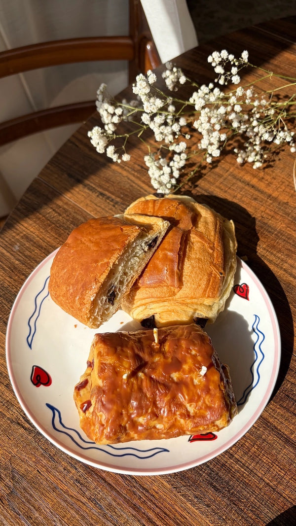 "Bougie pain au chocolat avec pochon en lin, cadeau original artisanal - LesDnicheuses"