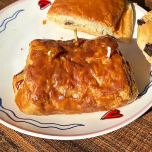 "Bougie trompe-l'œil pain au chocolat, finition artisanale dorée - LesDnicheuses"