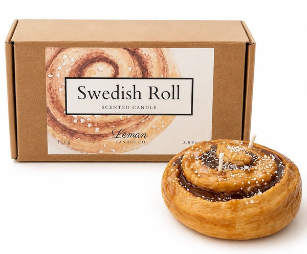 Bougie parfumée roulé à la cannelle et sa petite boîte cartonnée Swedish Roll, un duo à croquer… des yeux !
