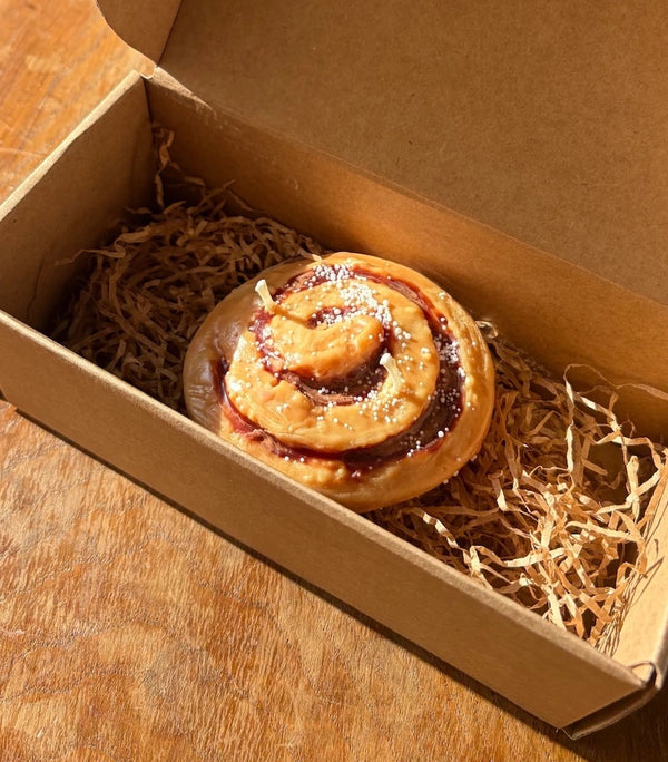 Bougie roulé à la cannelle nichée dans sa petite boîte kraft, une gourmandise qui ne se mange pas ! LesDnicheuses
