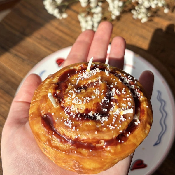 Bougie roulé à la cannelle hyper réaliste, avec une spirale dorée à faire fondre les gourmands ! Shop LesDnicheuses
