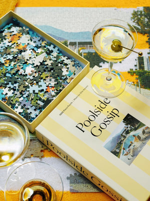 "Puzzle Poolside Gossip 1000 pièces Slim Aarons, détail illustration scène piscine glamour, puzzle photo vintage chic - LesDnicheuses"