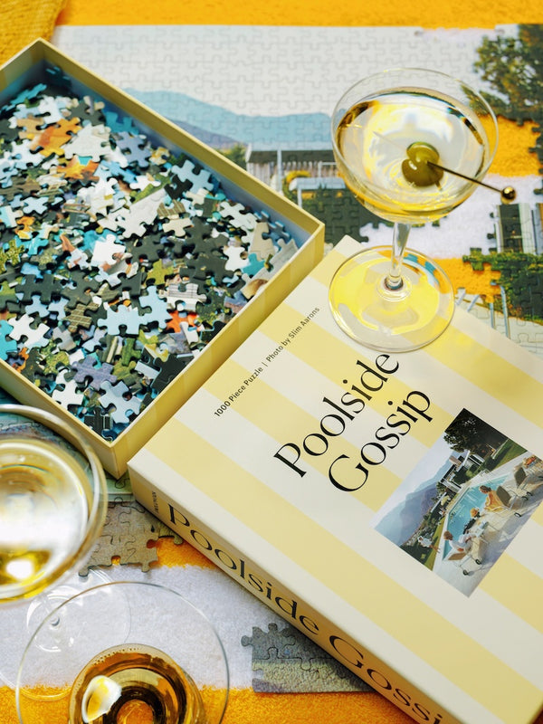"Puzzle Poolside Gossip 1000 pièces Slim Aarons, détail illustration scène piscine glamour, puzzle photo vintage chic - LesDnicheuses"